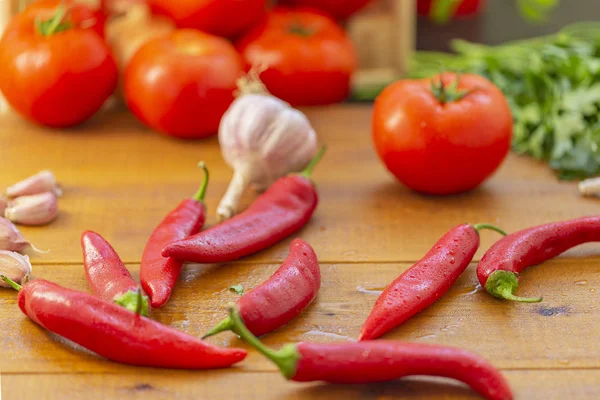 Pimenta Quente Outros Ingredientes Para Cozinhar Fundo Madeira — Fotografia de Stock