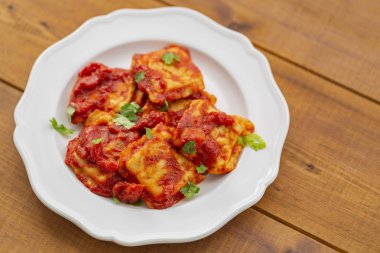 Beyaz tabakta domates soslu Ravioli