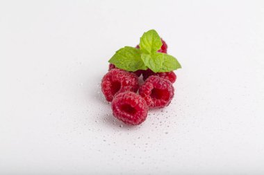 Beyaz arka plan üzerinde izole nane ile tatlı ahududu