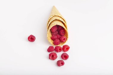 Dondurma veya taze ahududu ahşap arka plan üzerinde bir gözleme koni bir tatlı. Yakın çekim. Yaz, tazelik ve tatlı menüsü kavramı.