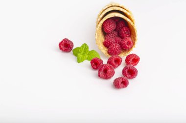 Dondurma veya taze ahududu ahşap arka plan üzerinde bir gözleme koni bir tatlı. Yakın çekim. Yaz, tazelik ve tatlı menüsü kavramı.