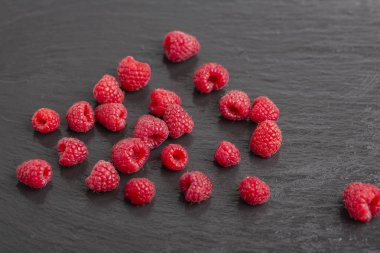 Ahududu meyveleri şeyl plaka üzerinde