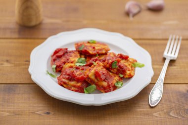 Beyaz tabakta domates soslu Ravioli