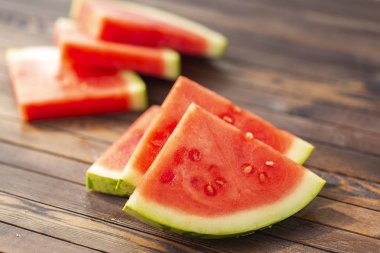 Kırmızı ahşap masa arka plan üzerinde karpuz dilimli