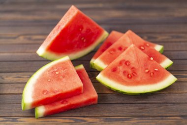 Kırmızı ahşap masa arka plan üzerinde karpuz dilimli