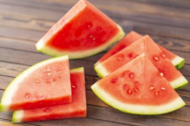 Kırmızı ahşap masa arka plan üzerinde karpuz dilimli