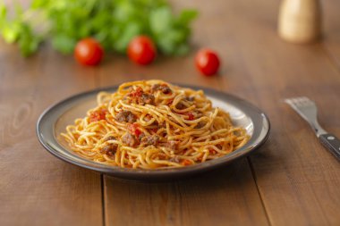 Spagetti bolognese makarna salça ve kıyma ile. Ahşap zemin üzerine ev yapımı sağlıklı İtalyan Makarna