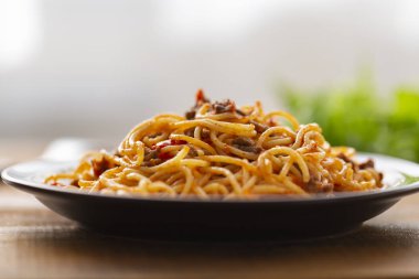Spagetti bolognese makarna salça ve kıyma ile. Ahşap zemin üzerine ev yapımı sağlıklı İtalyan Makarna