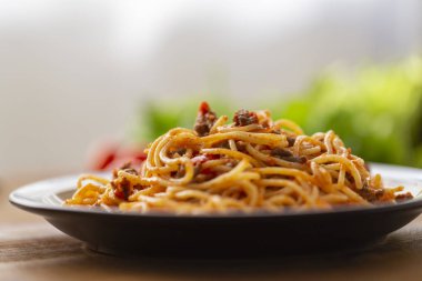 Spagetti bolognese makarna salça ve kıyma ile. Ahşap zemin üzerine ev yapımı sağlıklı İtalyan Makarna