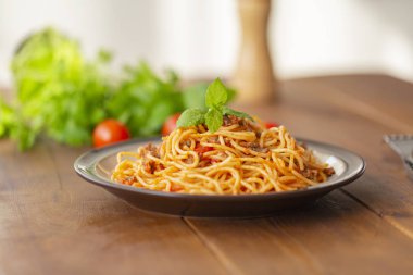 Spagetti bolognese makarna salça ve kıyma ile. Ahşap zemin üzerine ev yapımı sağlıklı İtalyan Makarna