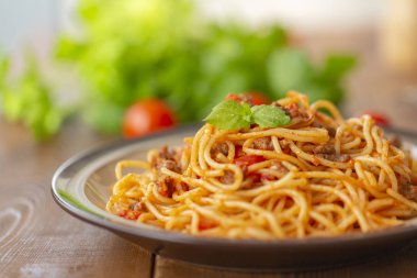 Spagetti bolognese makarna salça ve kıyma ile. Ahşap zemin üzerine ev yapımı sağlıklı İtalyan Makarna