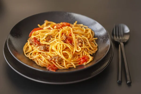 Deliciosos Espaguetis Con Salsa Boloñesa Servidos Plato Negro — Foto de Stock