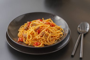 Siyah bir tabakta bolognese soslu leziz spagetti