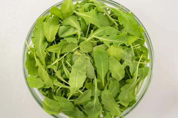 Taze Roka Salatası Bir Cam Kase Üzerinde Izole Beyaz Arka — Stok fotoğraf