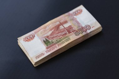 Bir sürü Rus parası. Nominal değerinin beş bin ruble.