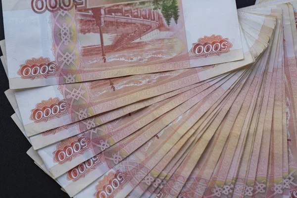Bir sürü Rus parası. Nominal değerinin beş bin ruble.