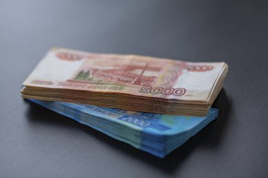 Bir sürü Rus parası. Nominal değerinin beş bin ve iki bin ruble.