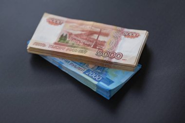 Bir sürü Rus parası. Nominal değerinin beş bin ve iki bin ruble.