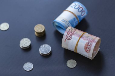 Rus banknot ve madeni paraların siyah arka plan üzerine