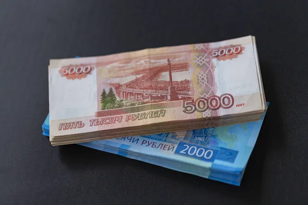 Bir sürü Rus parası. Nominal değerinin beş bin ve iki bin ruble.