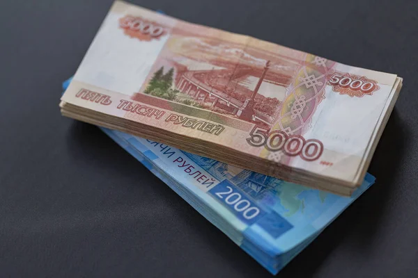Bir sürü Rus parası. Nominal değerinin beş bin ve iki bin ruble.