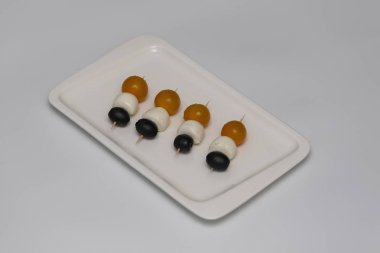 Zeytin domates ve mozzarella şiş üzerinde snack
