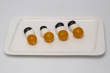 Zeytin domates ve mozzarella şiş üzerinde snack