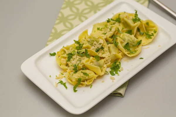 Raviolis Tradicionales Italianos Con Queso Ricotta Espinacas Decorados Con Hierbas — Foto de Stock