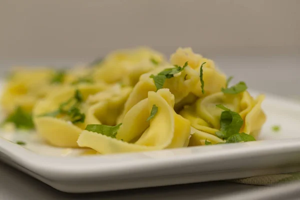 Raviolis Tradicionales Italianos Con Queso Ricotta Espinacas Decorados Con Hierbas — Foto de Stock