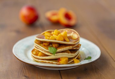 Krep bal ve meyve ile. Lezzetli kahvaltı. Ev yapımı krep yığını.