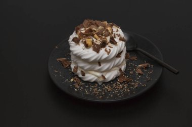 Pavlova beze pasta krem çikolata ve fındık ile.