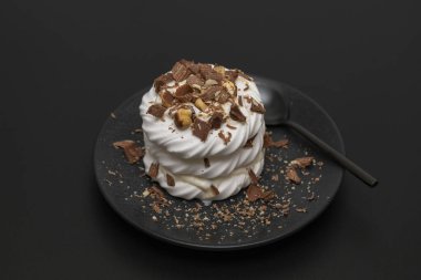 Pavlova beze pasta krem çikolata ve fındık ile.