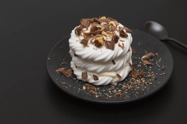 Pavlova beze pasta krem çikolata ve fındık ile.