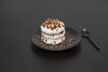 Pavlova beze pasta krem çikolata ve fındık ile.