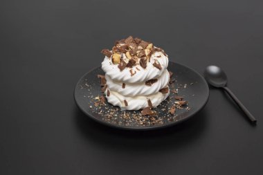 Pavlova beze pasta krem çikolata ve fındık ile.