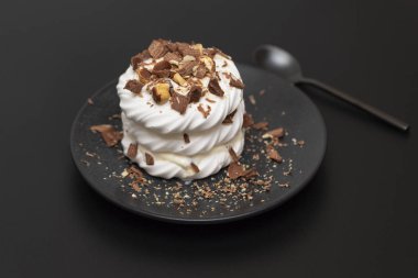 Pavlova beze pasta krem çikolata ve fındık ile.