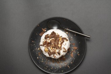 Pavlova beze pasta krem çikolata ve fındık ile.