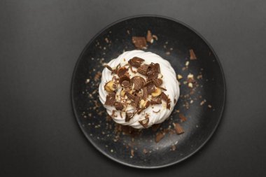Pavlova beze pasta krem çikolata ve fındık ile.