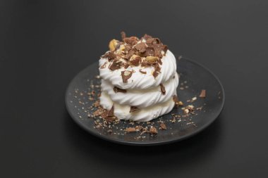 Pavlova beze pasta krem çikolata ve fındık ile.