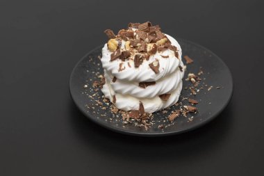 Pavlova beze pasta krem çikolata ve fındık ile.