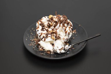 Beze tatlısı Pavlova pasta siyah arka plan üzerine çikolata şurubu ile