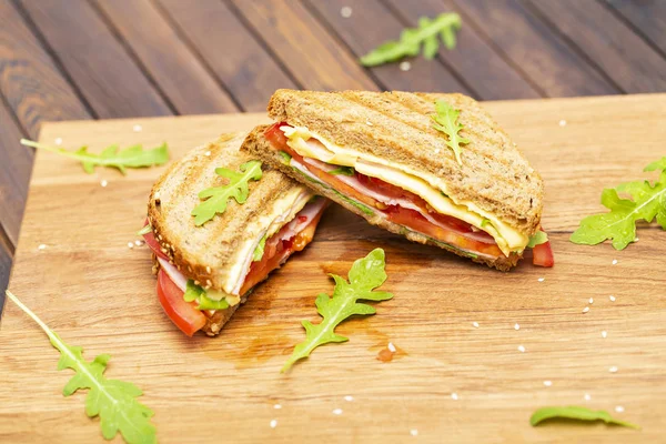 Panino Con Formaggio Prosciutto Rucola Pomodori Supporto Legno Vicino — Foto Stock