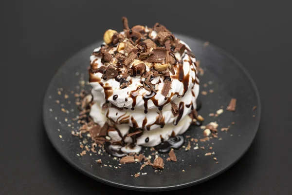 Beze Tatlısı Pavlova Pasta Siyah Arka Plan Üzerine Çikolata Şurubu — Stok fotoğraf
