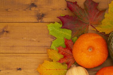 Şükran günü arka plan. Sonbahar sebzeler, meyveler ve ahşap bir tahta üzerinde yapraklar. Şükran günü kavramı.