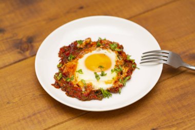 Beyaz tabakta kızarmış yumurta.