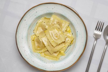 Parmesanlı Ravioli.