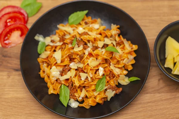 Pasta Boloñesa Tagliatelle Con Carne Picada Salsa Tomate Albahaca Parmesano — Foto de Stock