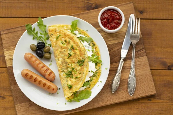 Omelette Herbs Soft Cheese Grilled Sausages Tomato Sauce Delicious Breakfast — Stock Photo, Image