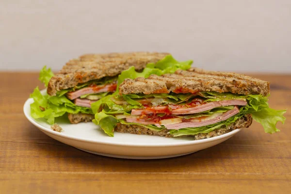 Panino Con Prosciutto Formaggio Pomodori Salsa Insalata — Foto Stock