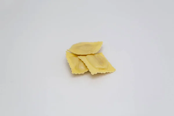 Massa Ravioli Isolada Sobre Fundo Branco — Fotografia de Stock